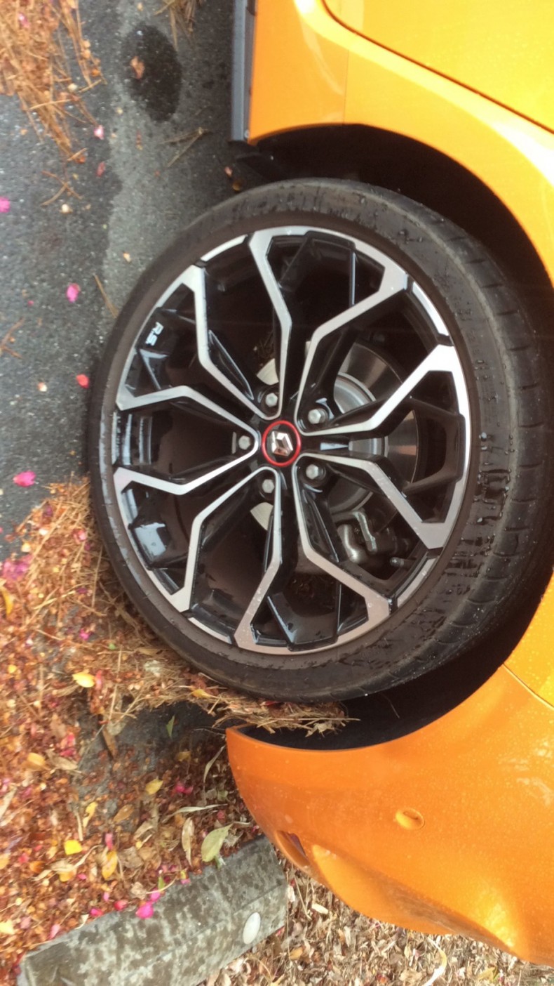 タイヤホイール前