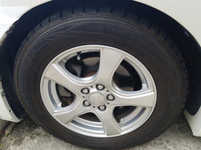 タイヤホイール前