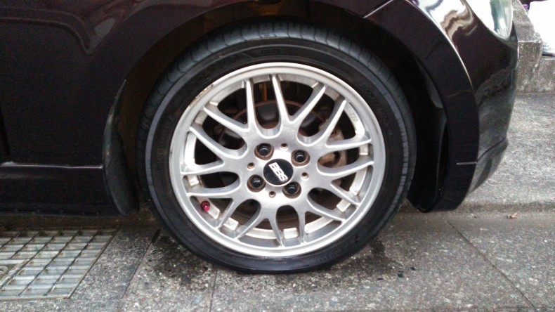 タイヤホイール前