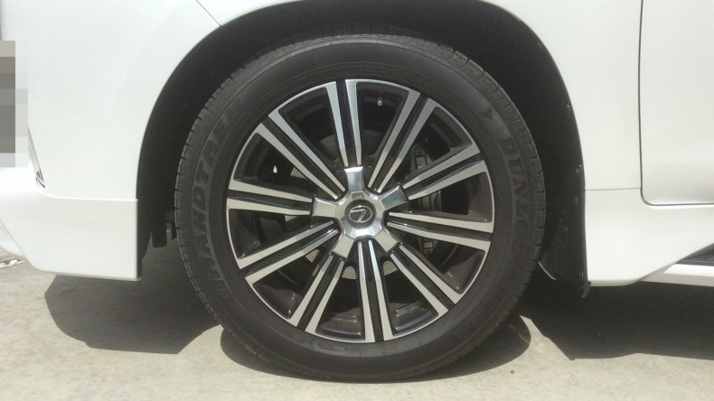 タイヤホイール前