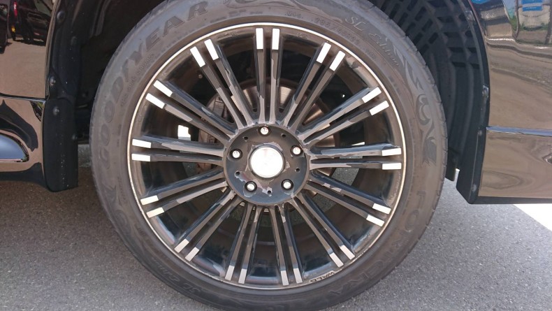 タイヤホイール前