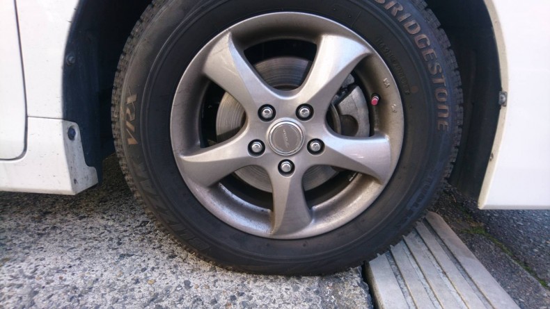 タイヤホイール前