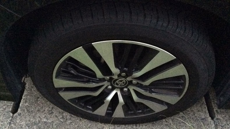 タイヤホイール前