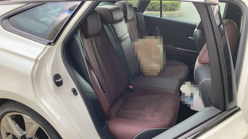 内装後方シート