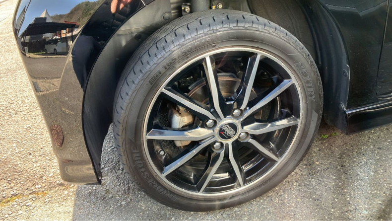 タイヤホイール前