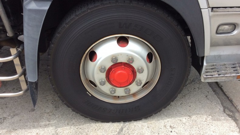 タイヤホイール前