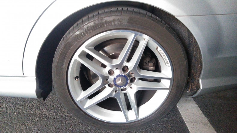 タイヤホイール前