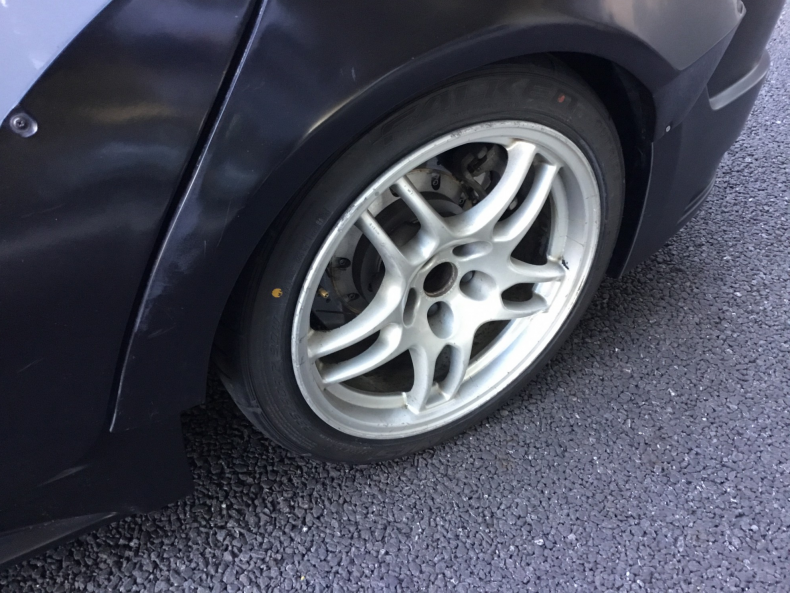 タイヤホイール前