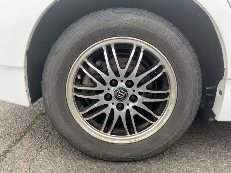 タイヤホイール前