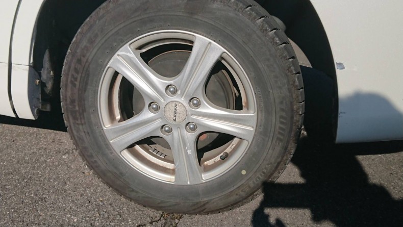 タイヤホイール前