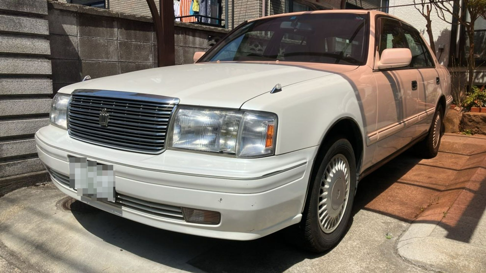 トヨタ　クラウンの車種サムネイル画像