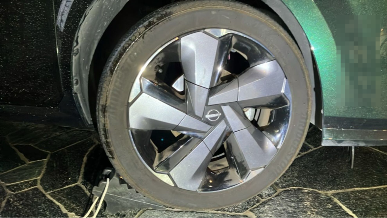 タイヤホイール前