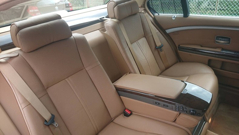 内装後方シート