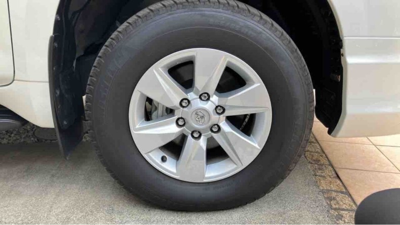 タイヤホイール前