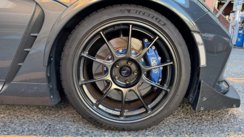 タイヤホイール前