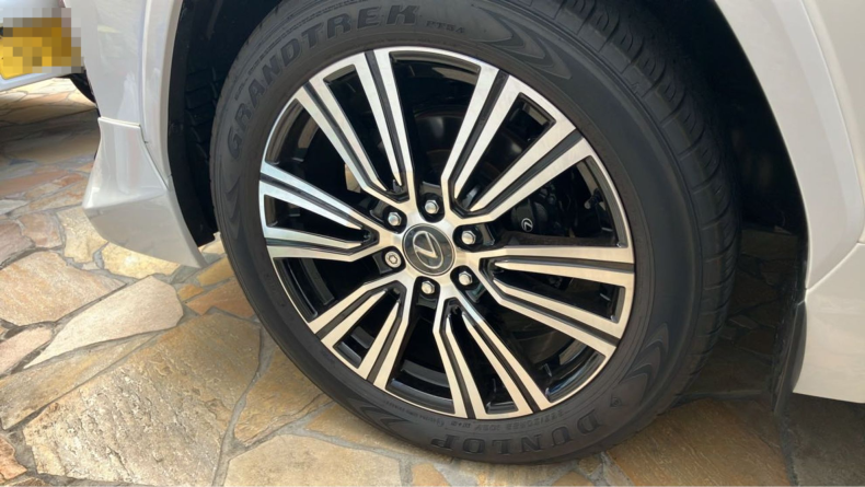 タイヤホイール前