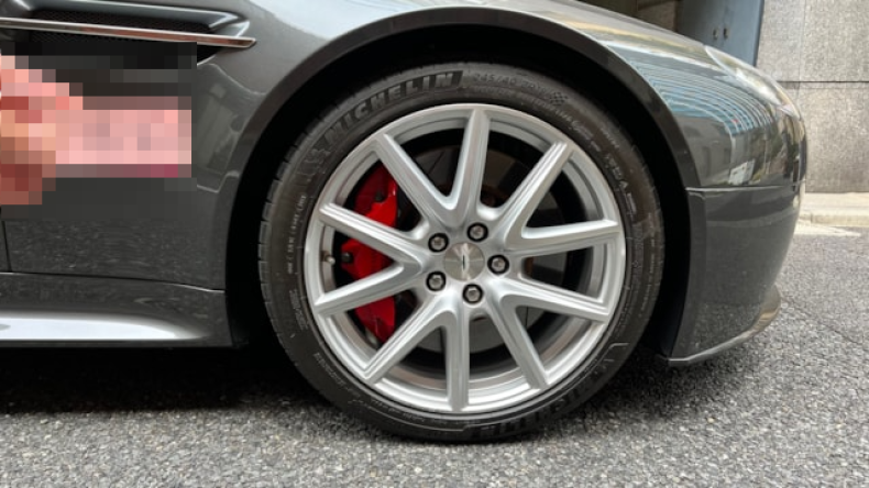 タイヤホイール前