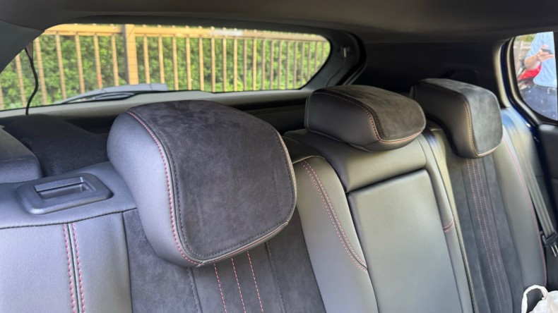 内装後方シート