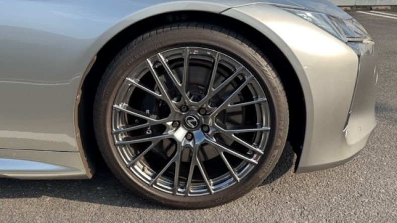 タイヤホイール前