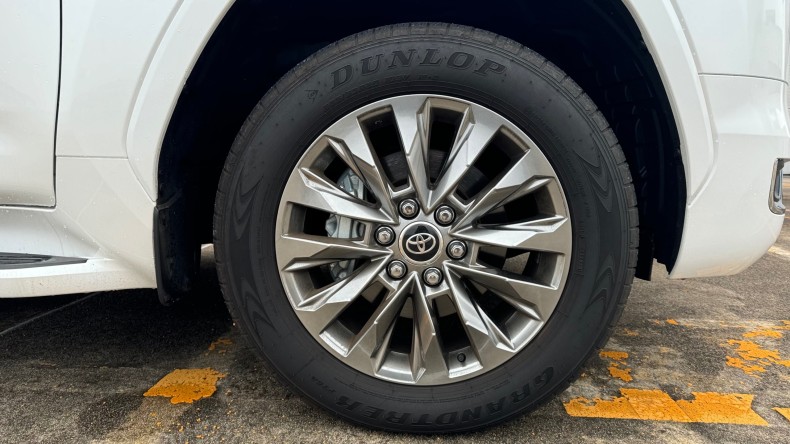 タイヤホイール前