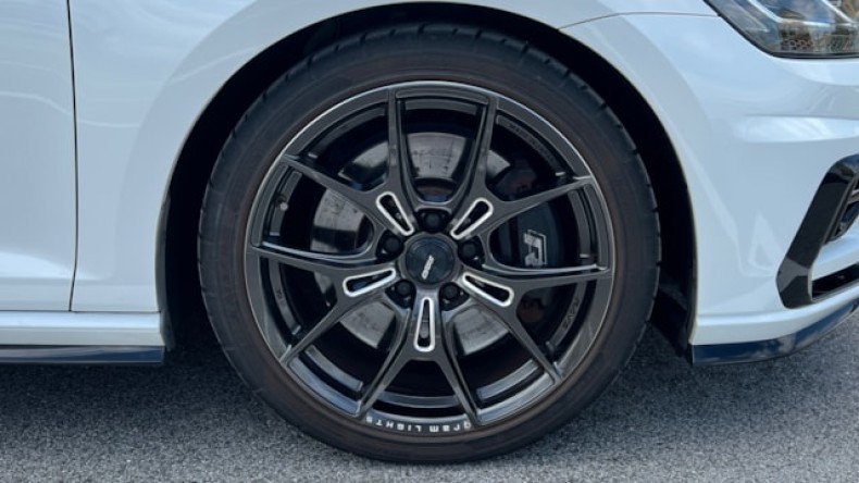 タイヤホイール前