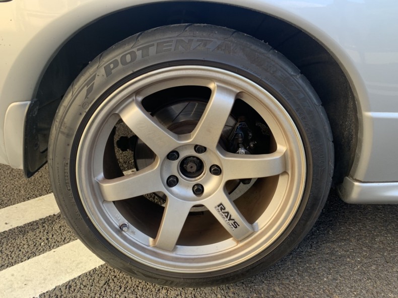 タイヤホイール前