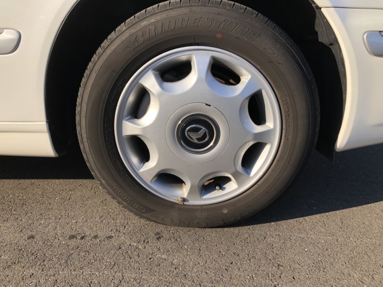 タイヤホイール前