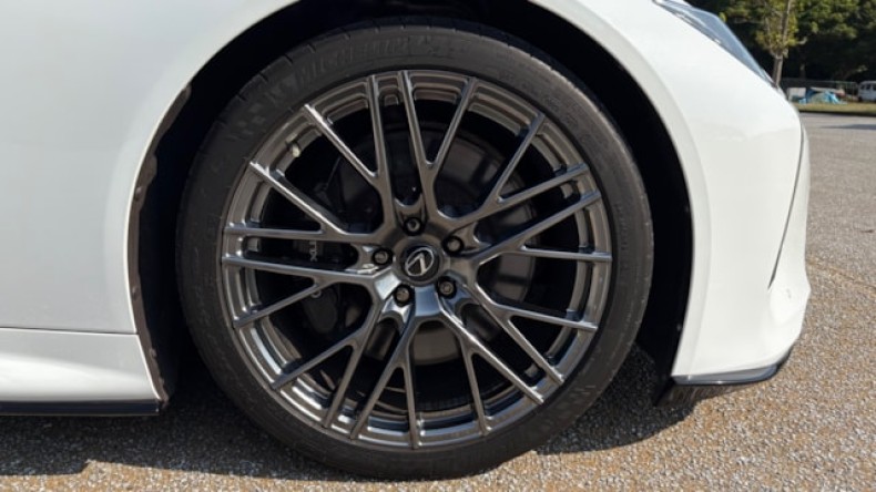 タイヤホイール前