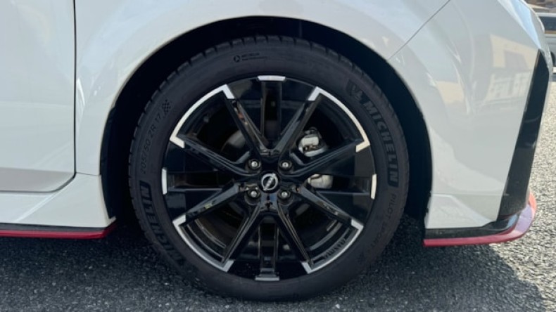 タイヤホイール前