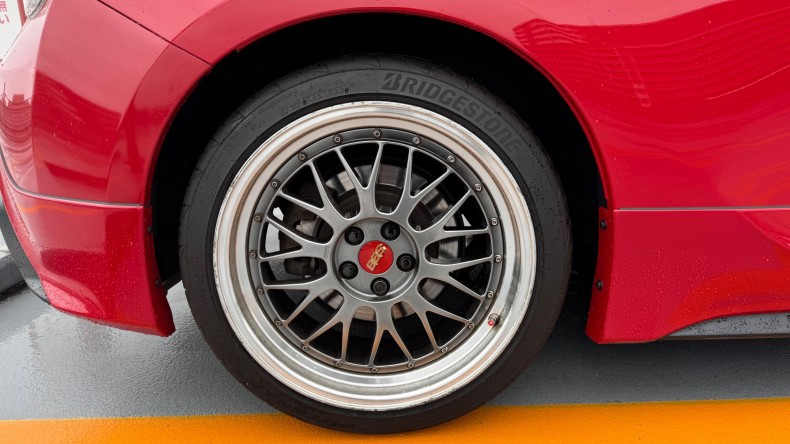 タイヤホイール前