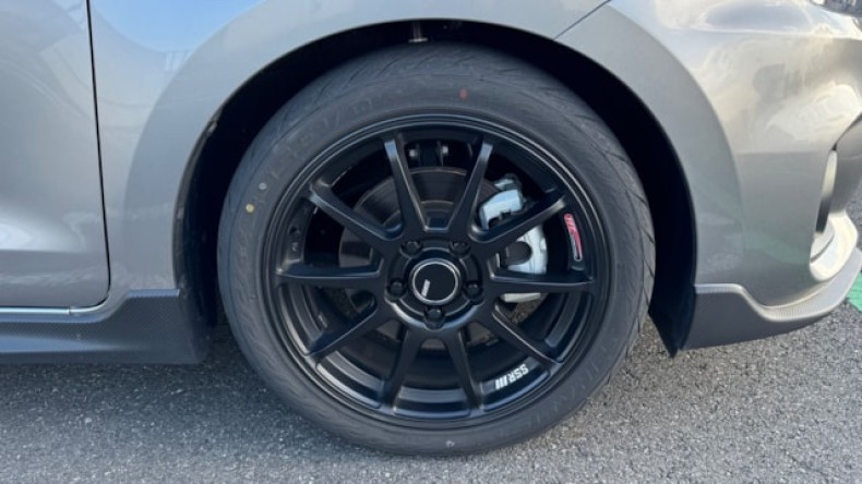 タイヤホイール前