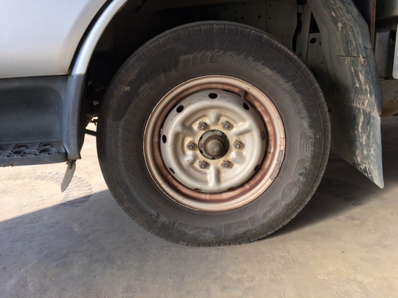 タイヤホイール前