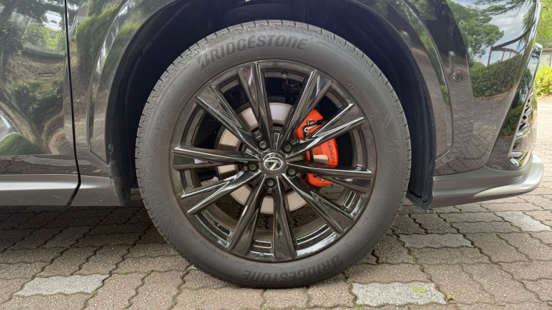 タイヤホイール前