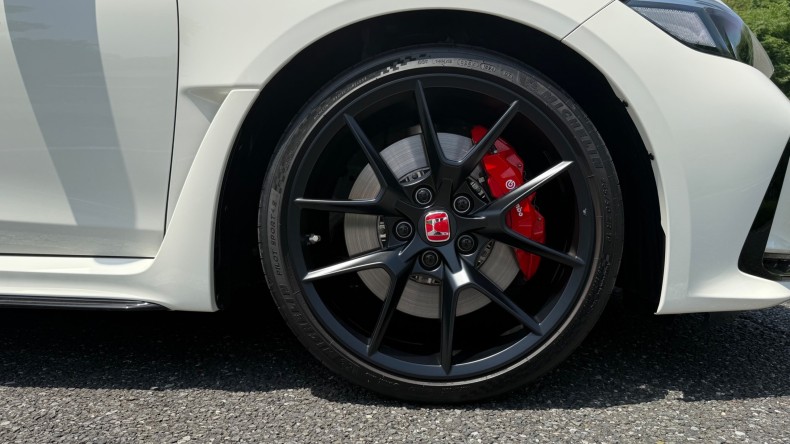 タイヤホイール前