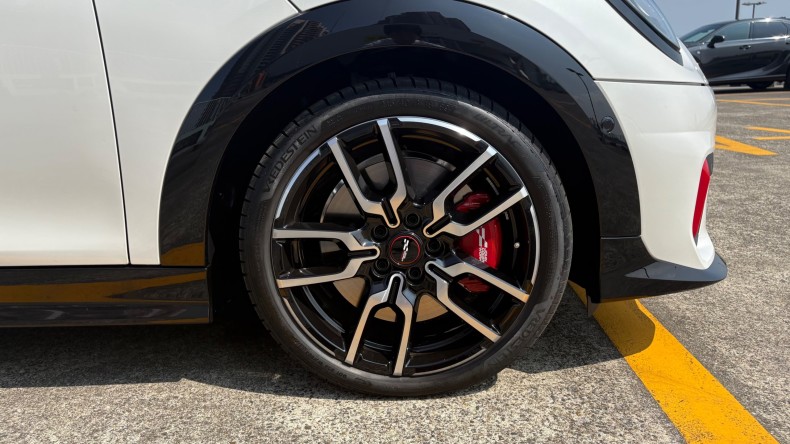 タイヤホイール前