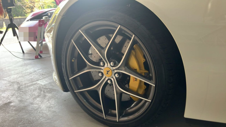 タイヤホイール前