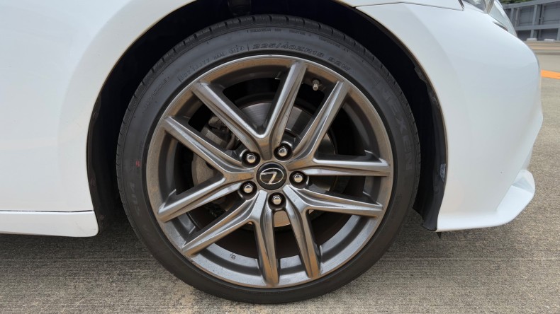 タイヤホイール前