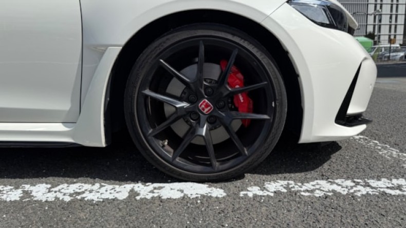 タイヤホイール前