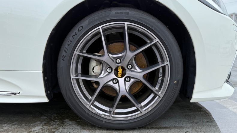 タイヤホイール前