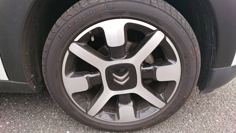 タイヤホイール前