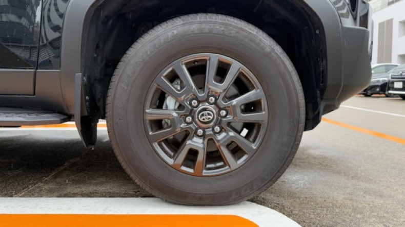 タイヤホイール前