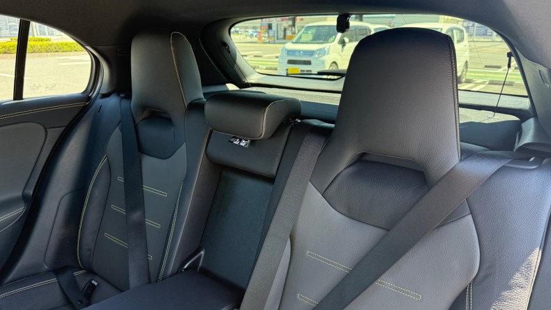 内装後方シート