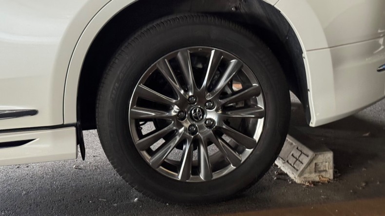 タイヤホイール前