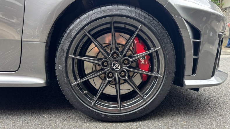 タイヤホイール前