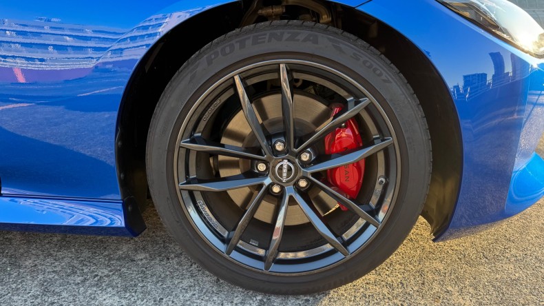 タイヤホイール前