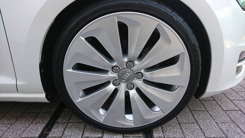 タイヤホイール前