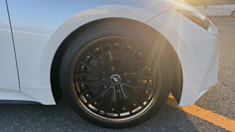 タイヤホイール前