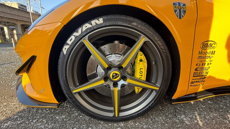 タイヤホイール前