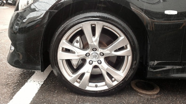 タイヤホイール前