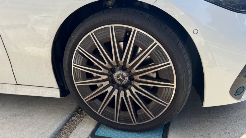 タイヤホイール前